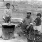 La familia Chirivía haciendo los garbanzos tostaos en el badén de la Rambla de Belén, en los años cincuenta.