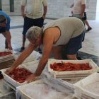 Pescadores descargan las cajas de gamba roja en la lonja de Garrucha.