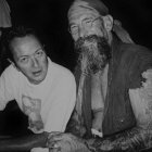 El músico Joe Strummer y Jo Bell, dueño del Bar de Jo, en una de las imágenes empleadas en su perfil de Facebook.