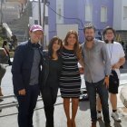 Rosie Pérez  y Jack Whitehall flanquean a la concejala Carolina Lafita, que ha visitado el rodaje.