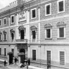 Fachada principal del Cuartel de la Misericordia con las dos garitas que se levantaron frente a la puerta.