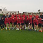 El cuerpo técnico posa con toda la plantilla.