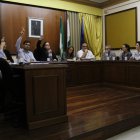 Votación de los presupuestos, con la ausencia de la concejal independiente.