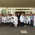 Concentración de profesionales sanitarios hoy a las puertas del Complejo Hospitalario Torrecárdenas.