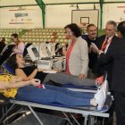 La delegada del Gobierno, Gracia Fernández, conversa con dos donantes en el Rafael Florido.