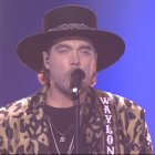 Waylon, representante de Holanda, durante su actuación con un indalo al cuello.