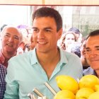 Pedro Sánchez con Fernando Martínez y Juan Carlos Pérez Navas, en Almería en 2015.
