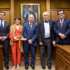 Foto de familia de los homenajeados y representantes de Diputación.