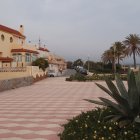 paseo marítimo en la avenida Marinera, con vista de La Algaida (a la izquierda)