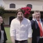 Fotograma del vídeo parodia de Los Morancos con Jorge Cadaval caracterizado como Iglesias