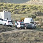 La acusada Ana Julia Quezada (sudadera roja) durante la reconstrucción en Rodalquilar