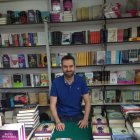 Alejandro Melero en uno de los  expositores de la Feria del Libro de Madrid.