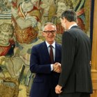 José Guirao saluda al Rey Felipe VI tras prometer su cargo de ministro..