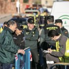 Agentes de la Guardia Civil con otros miembros del dispositivo en el Puesto de mando avanzado de Las Negras.