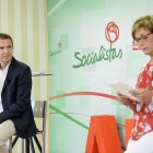 Juan Carlos Pérez Navas junto a Adriana Valverde, repasando su discurso en le debate del pasado viernes en la sede del PSOE de la capital.