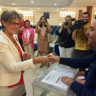 Adriana Valverde, esta mañana, depositando su voto en las primarias del PSOE.