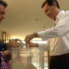 Perez Navas depositando su voto esta mañana.