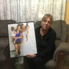 Dolores Serrano, con una fotografía de su hija con una de sus nietas en brazos.