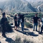 El equipo se prepara para rodar en el desierto de Almería.