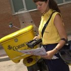 Una trabajadora de Correos, en una imagen de archivo.