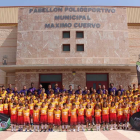 Los alumnos del campus posan en familia.