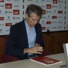 Miguel Ángel Corona no se separa de su agenda.