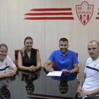 El entrenador en el acto de la firma.