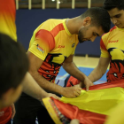 Dos jugadores de Unicaja con la bandera de España.
