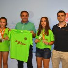 Las campeonas con el concejal de Deportes.
