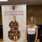 Belinda Sánchez-Capuchino junto al cartel del festival, obra de Emilio Villalba.