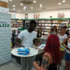 El ganador de Got Talent, César Brandom Ndjocu, en la librería Picasso de Almería. La Voz