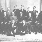 Marañón  con pajarita, a su lado el pintor Zuloaga y el escritor  Pérez de Ayala, en  Almería, junto a la directiva del Colegio de Médicos.