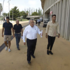 El presidente camina con paso firme a la presentación de Samu.