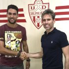 Juan Ibiza y Miguel Ángel Corona tras firmar.