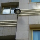 Las cámaras de vigilancia son frecuentes en edificios públicos.