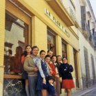 Don Ángel, el confitero de la calle Mariana, en la puesta de su negocio rodeado de su familia