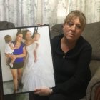 Dolores Serrano, con una fotografía de su hija con una de sus nietas en brazos.