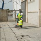 Obreros trabajan para reparar las grietas en el muelle del puerto de Carboneras.