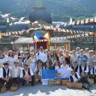 Vecinos de Macael, ante la estación de Canfranc.