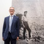 El ministro José Guirao junto a la foto de un joven Juan Goytisolo.