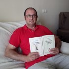 Antonio Guerrero junto a sus dos libros.