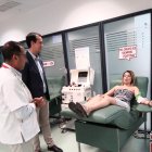 José María Martín y Arif Laarej junto a una de las donantes del centro.