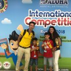 Alejandro y Daniel, tercero y segundo del mundo, con sus padres tras competir en Moscú.