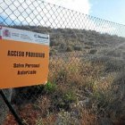 Alambrada que separa los terrenos contaminados de Palomares.