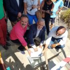 El alcalde de Vera, Félix López, el delegado de Cultura y el comisionario del V Centenario, ponen la primera piedra.