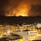 Aspecto de la Sierra de Gádor ardiendo, vista desde la ciudad de almería la noche del 25 de marzo de 2014.
