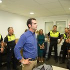 El alcalde, con policías locales en el recinto ferial.