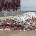Los almerienses recuerdan la memoria del pequeño Gabriel en el monumento de La Ballena.