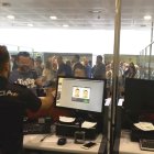 Un puesto de control de pasajeros en el aeropuerto de la Policía Nacional.