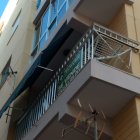 Imagen del balcón desde el que se ha precipitado la pequeña.